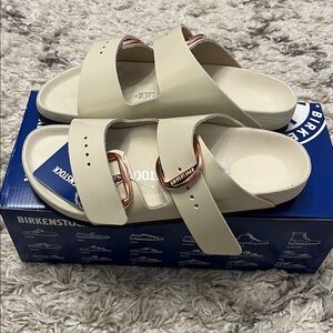 Birkenstock Arizona Big Buckle sandal. Size 37. High-shine ecru. New with tags.